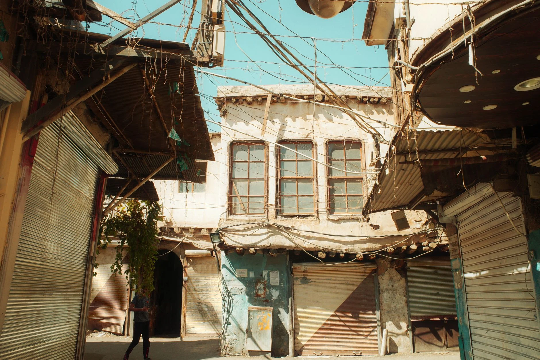 Calle de piedra y arquitectura histórica de la ciudad antigua de Damasco.