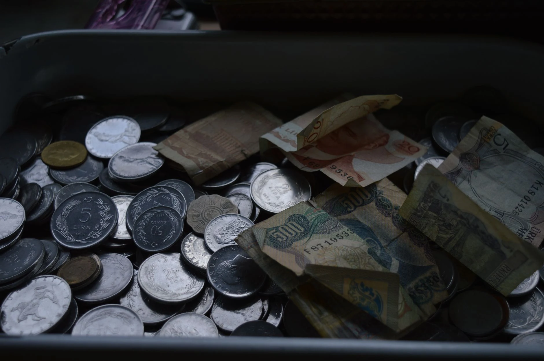 Billetes o monedas de riyal saudí como referencia monetaria.