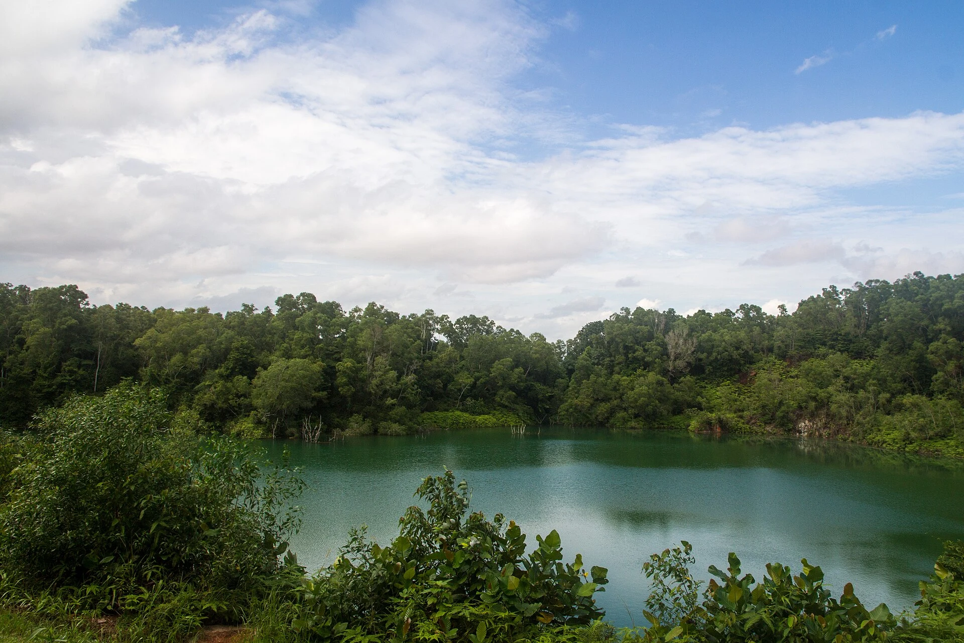Lago y vegetación regenerada en la antigua cantera de Pekan, Pulau Ubin.
