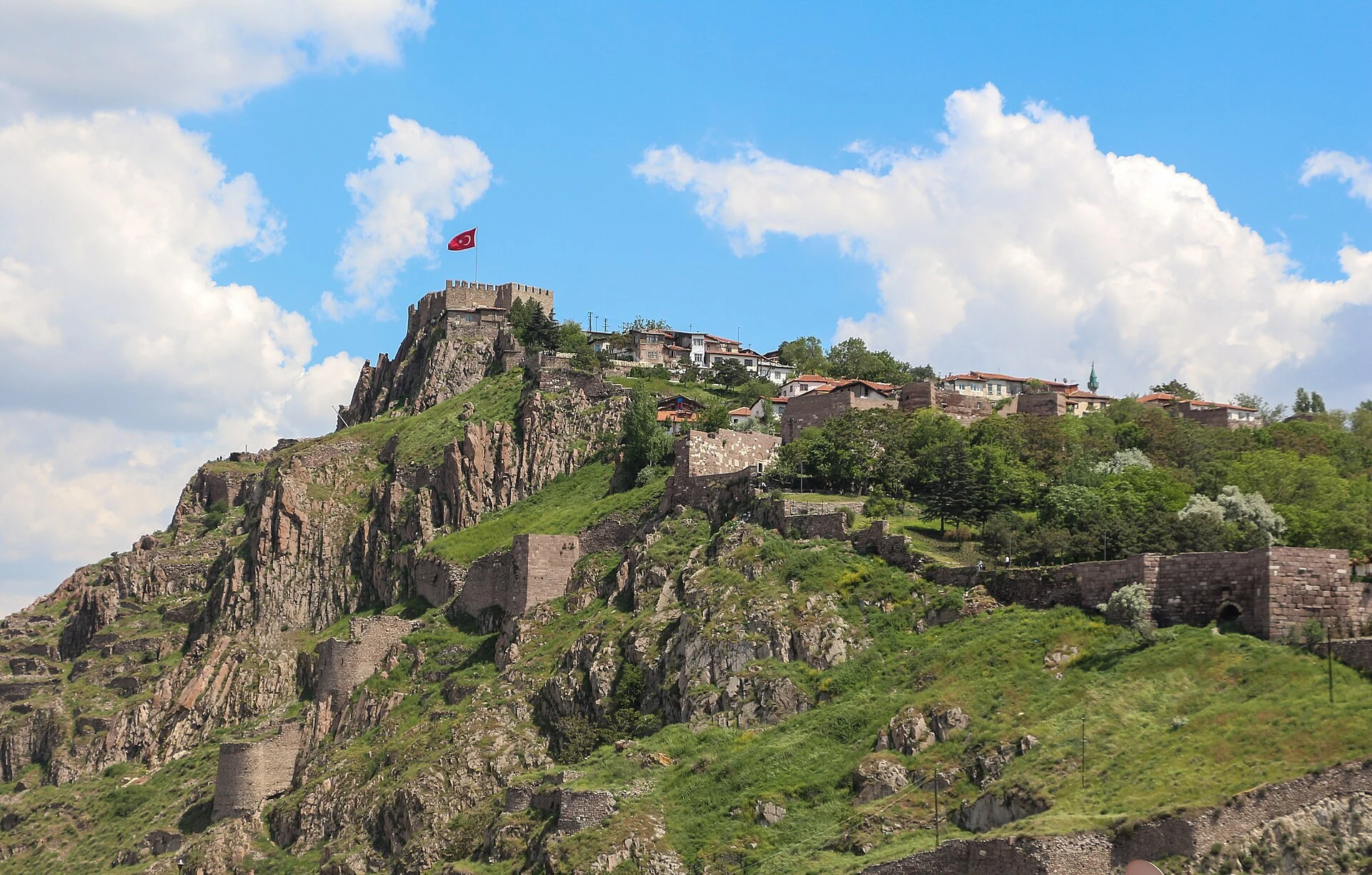 Vista urbana contemporánea de Ankara, capital de Türkiye.