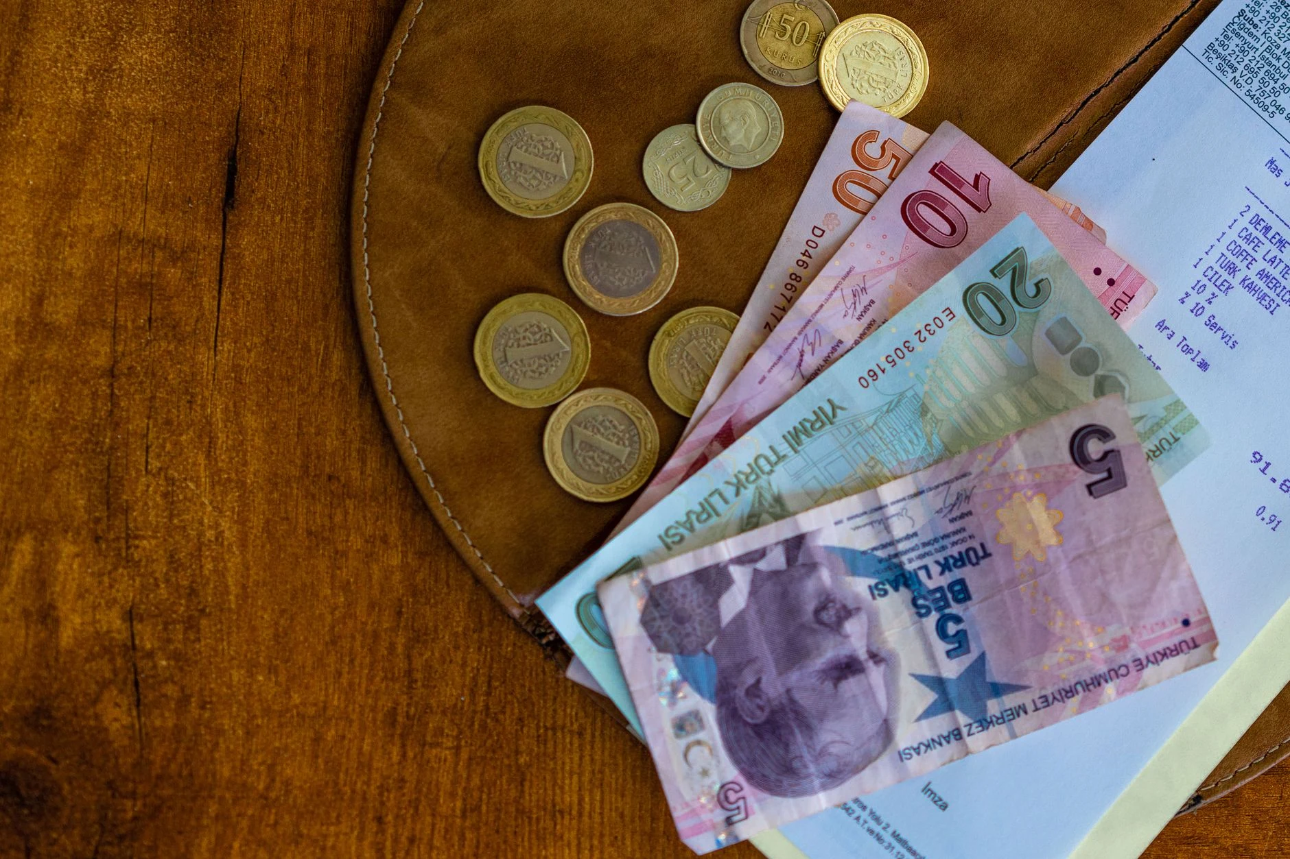 Lira turca y material en turco como referencias para preparar un viaje.