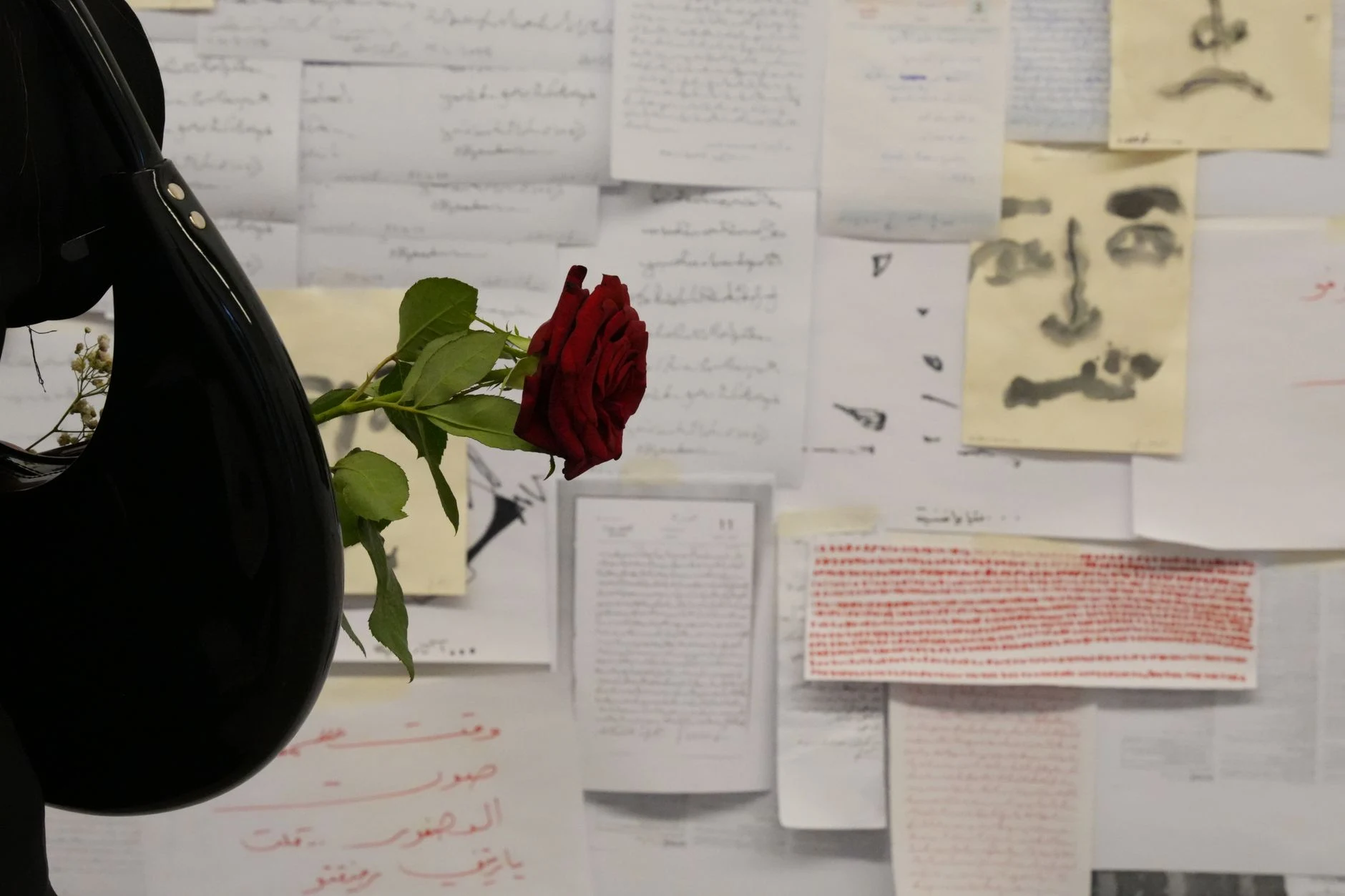 Texto en escritura árabe como contexto general de la lengua del país.