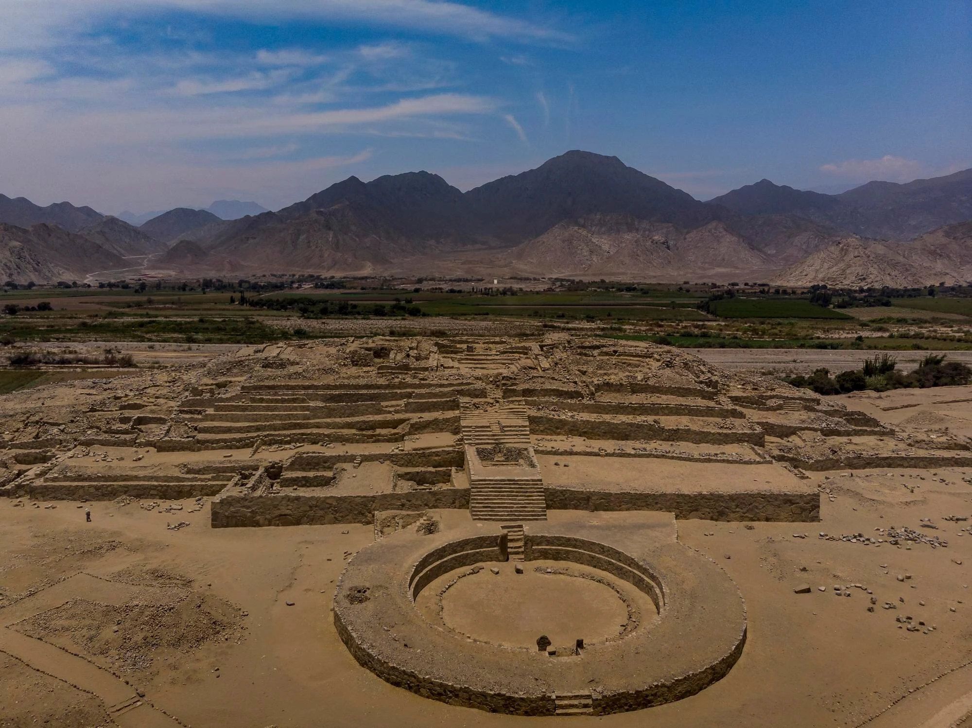 Plataformas monumentales de la Ciudad Sagrada de Caral-Supe sobre el valle del Supe.